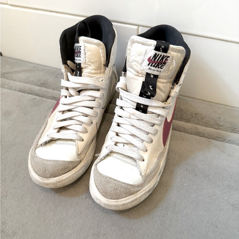 2️⃣pairs of high top Nike sneakers